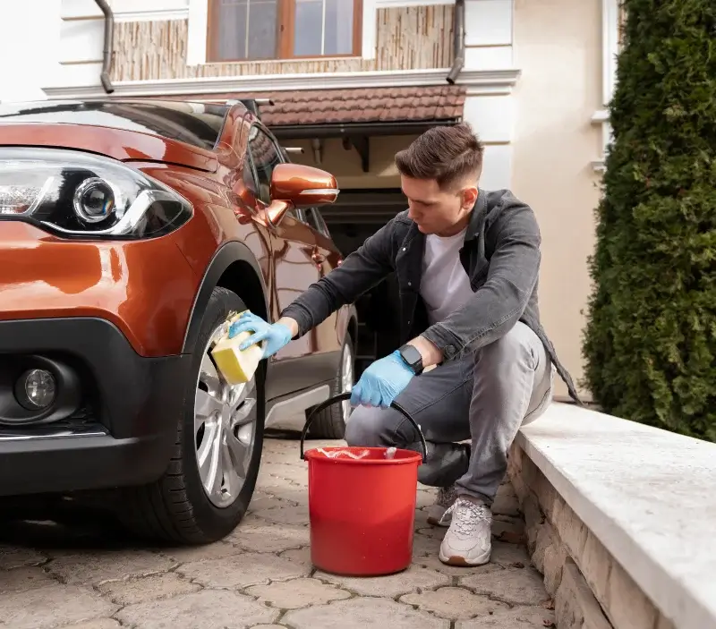 Lavage auto à domicile L'Orbrie : professionnel intervenant sur un véhicule